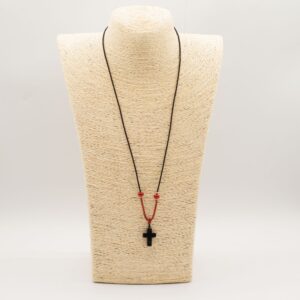 Collier cordon avec pendentif en pierres précieuses – Croix d’agate noire